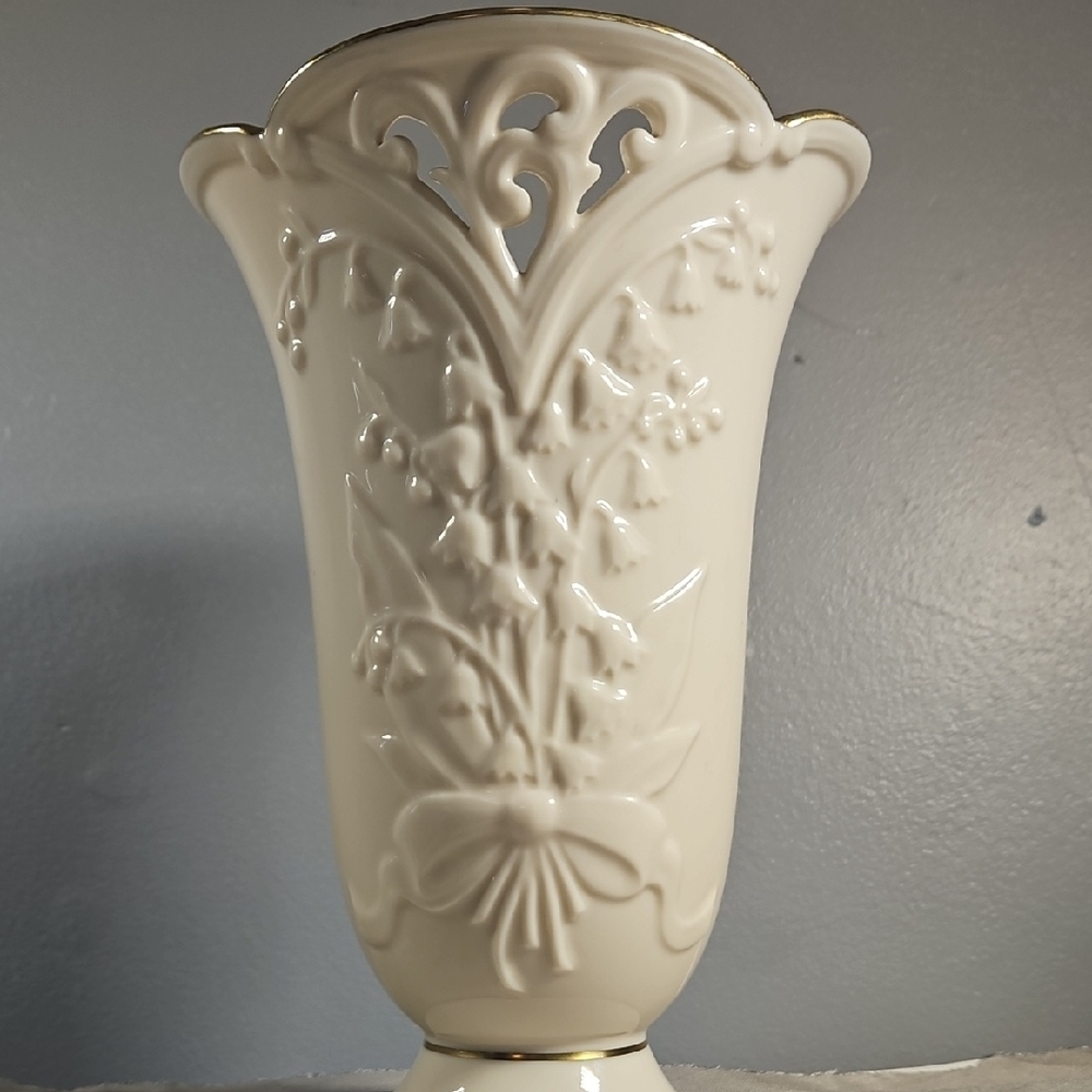 Lenox Cream Vase with Gold Trim - Picture 10 of 16